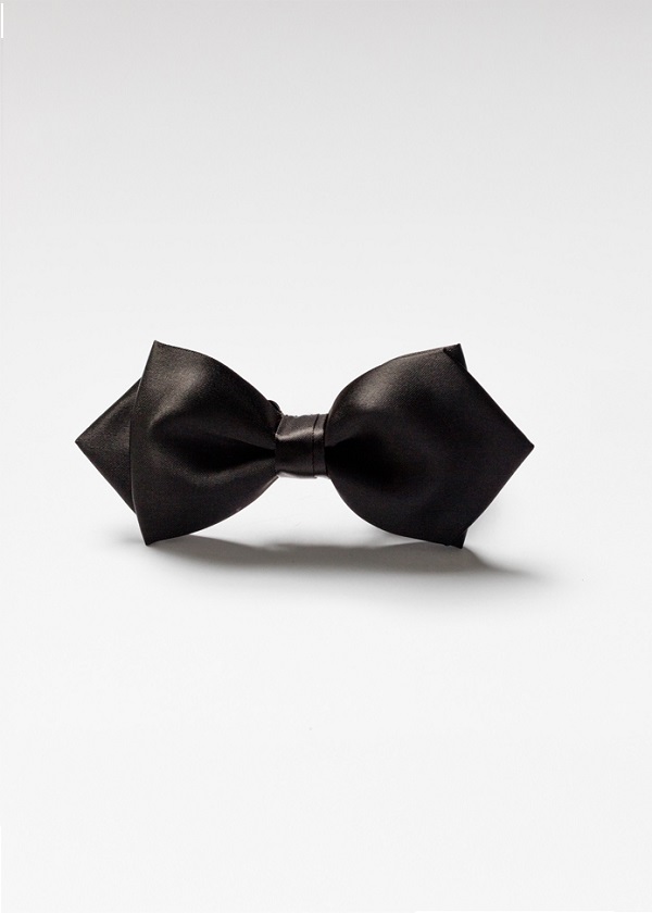 Black pointed bow tie